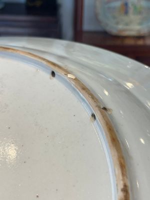 A Chinese famille rose dish and four plates with floral design, Qianlong — foto 20