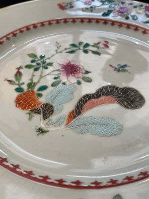 A Chinese famille rose dish and four plates with floral design, Qianlong — foto 3