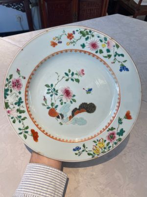 A Chinese famille rose dish and four plates with floral design, Qianlong — foto 4