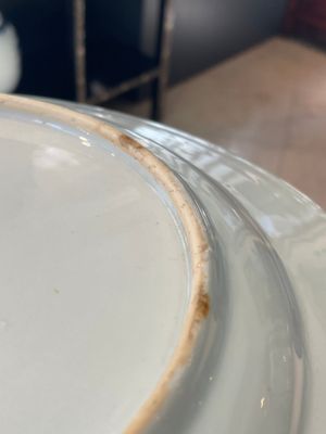 A Chinese famille rose dish and four plates with floral design, Qianlong — foto 5