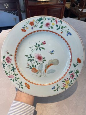 A Chinese famille rose dish and four plates with floral design, Qianlong — foto 6