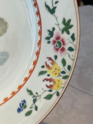 A Chinese famille rose dish and four plates with floral design, Qianlong — foto 8