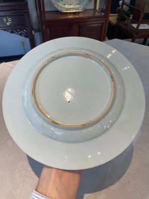 A Chinese famille rose dish and four plates with floral design, Qianlong — foto 9