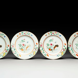 A Chinese famille rose dish and four plates with floral design, Qianlong — foto 2
