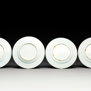 A Chinese famille rose dish and four plates with floral design, Qianlong — foto 3