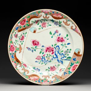 A Chinese famille rose dish and four plates with floral design, Qianlong — foto 4
