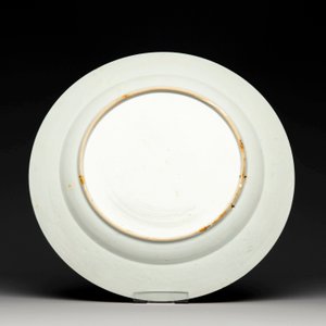 A Chinese famille rose dish and four plates with floral design, Qianlong — foto 5