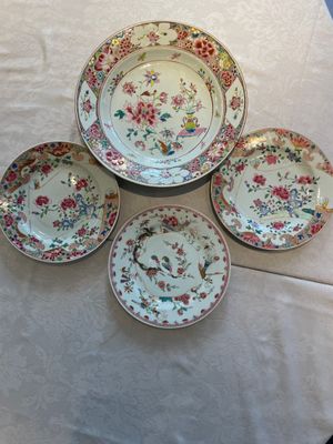 A Chinese famille rose dish and three plates, Qianlong — foto 1
