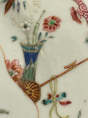 A Chinese famille rose dish and three plates, Qianlong — foto 11