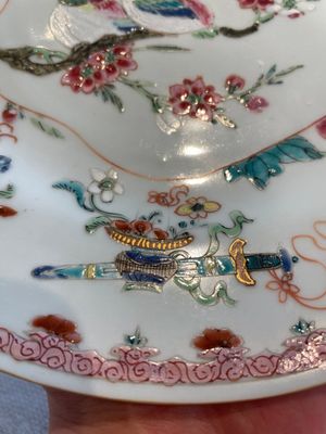 A Chinese famille rose dish and three plates, Qianlong — foto 12