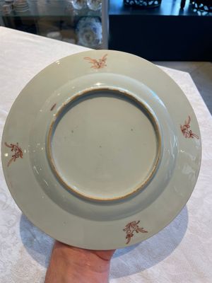 A Chinese famille rose dish and three plates, Qianlong — foto 13