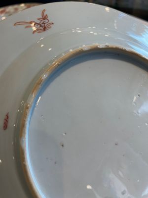 A Chinese famille rose dish and three plates, Qianlong — foto 14