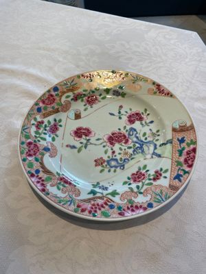A Chinese famille rose dish and three plates, Qianlong — foto 15