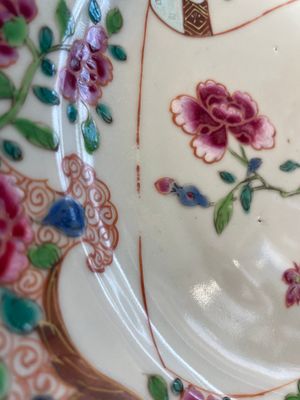 A Chinese famille rose dish and three plates, Qianlong — foto 16