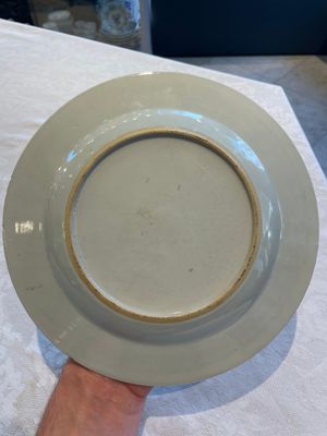 A Chinese famille rose dish and three plates, Qianlong — foto 19