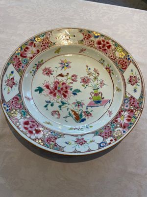 A Chinese famille rose dish and three plates, Qianlong — foto 2