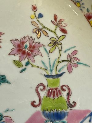 A Chinese famille rose dish and three plates, Qianlong — foto 3