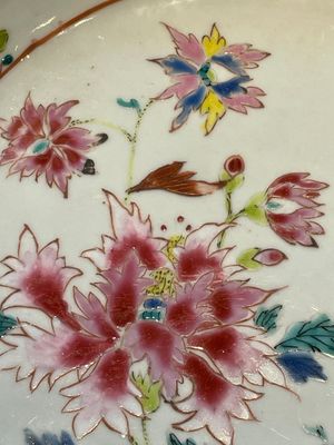 A Chinese famille rose dish and three plates, Qianlong — foto 4