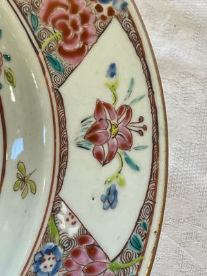 A Chinese famille rose dish and three plates, Qianlong — foto 5