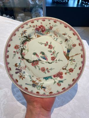 A Chinese famille rose dish and three plates, Qianlong — foto 8