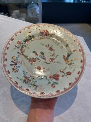 A Chinese famille rose dish and three plates, Qianlong — foto 9