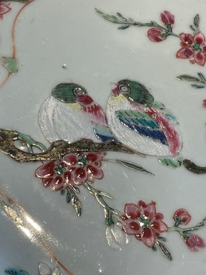 A Chinese famille rose dish and three plates, Qianlong — foto 10