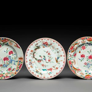 A Chinese famille rose dish and three plates, Qianlong — foto 2