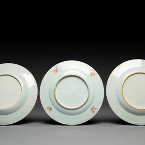 A Chinese famille rose dish and three plates, Qianlong — foto 3