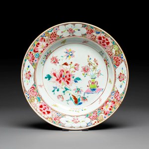 A Chinese famille rose dish and three plates, Qianlong — foto 4