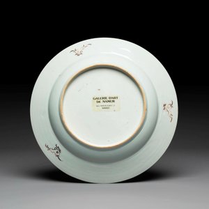 A Chinese famille rose dish and three plates, Qianlong — foto 5