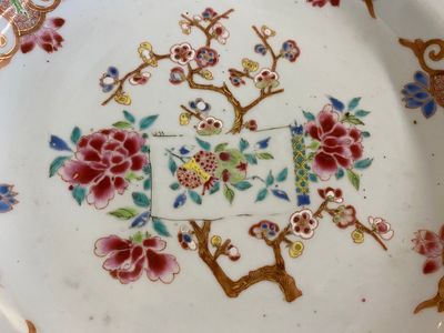 A Chinese famille rose dish and two lotus-shaped plates, Qianlong — 照片 2