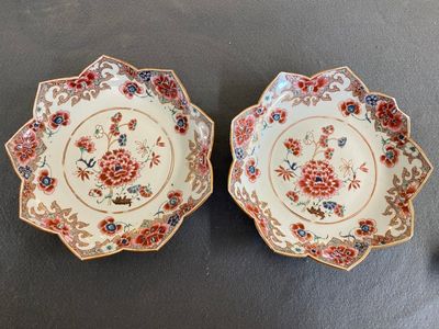A Chinese famille rose dish and two lotus-shaped plates, Qianlong — 照片 5