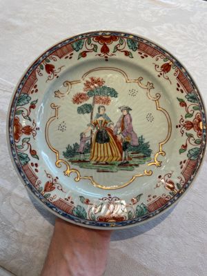 A Chinese famille rose dish, two plates and a Dutch-decorated plate, Qianlong — 照片 1