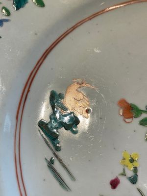 A Chinese famille rose dish, two plates and a Dutch-decorated plate, Qianlong — 照片 11