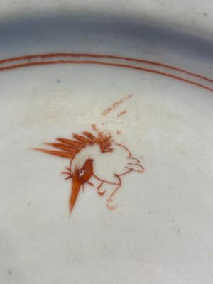 A Chinese famille rose dish, two plates and a Dutch-decorated plate, Qianlong — 照片 12