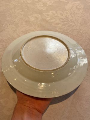 A Chinese famille rose dish, two plates and a Dutch-decorated plate, Qianlong — 照片 13