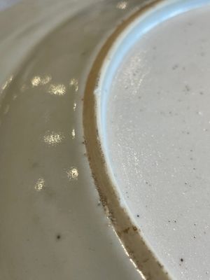 A Chinese famille rose dish, two plates and a Dutch-decorated plate, Qianlong — 照片 14
