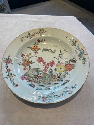 A Chinese famille rose dish, two plates and a Dutch-decorated plate, Qianlong — 照片 15