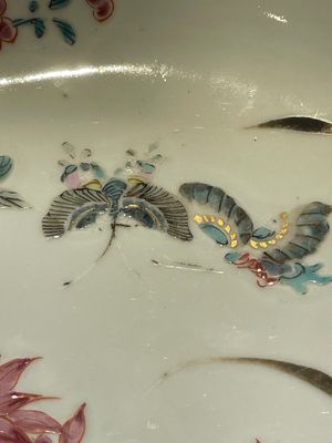 A Chinese famille rose dish, two plates and a Dutch-decorated plate, Qianlong — 照片 16