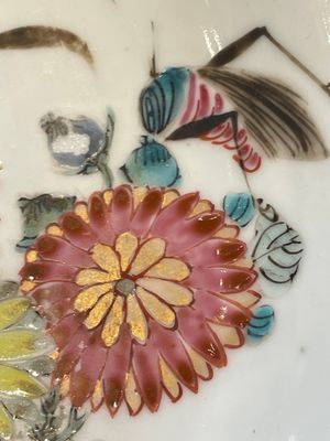 A Chinese famille rose dish, two plates and a Dutch-decorated plate, Qianlong — 照片 17