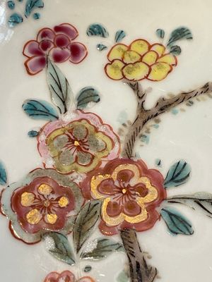 A Chinese famille rose dish, two plates and a Dutch-decorated plate, Qianlong — 照片 18