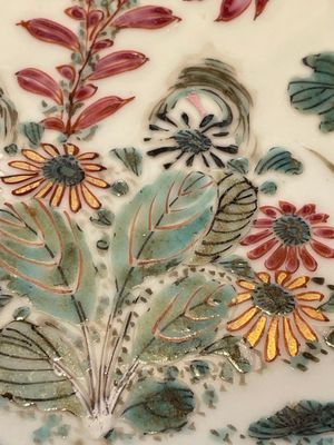 A Chinese famille rose dish, two plates and a Dutch-decorated plate, Qianlong — 照片 19