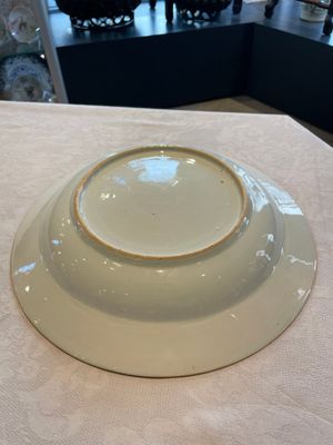 A Chinese famille rose dish, two plates and a Dutch-decorated plate, Qianlong — 照片 20