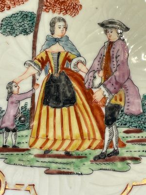 A Chinese famille rose dish, two plates and a Dutch-decorated plate, Qianlong — 照片 2
