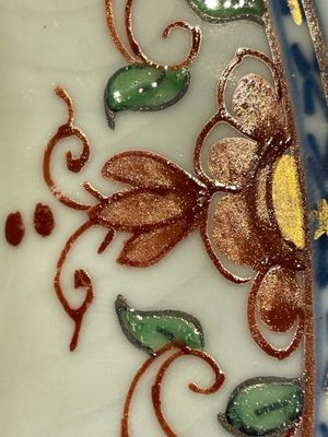 A Chinese famille rose dish, two plates and a Dutch-decorated plate, Qianlong — 照片 3