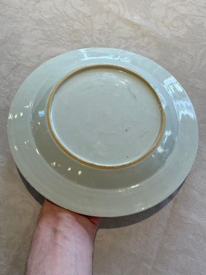 A Chinese famille rose dish, two plates and a Dutch-decorated plate, Qianlong — 照片 4