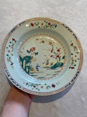 A Chinese famille rose dish, two plates and a Dutch-decorated plate, Qianlong — 照片 5