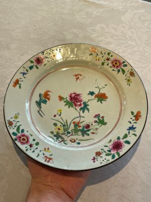 A Chinese famille rose dish, two plates and a Dutch-decorated plate, Qianlong — 照片 9