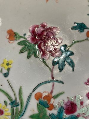 A Chinese famille rose dish, two plates and a Dutch-decorated plate, Qianlong — 照片 10