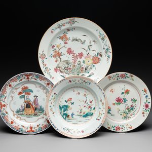 A Chinese famille rose dish, two plates and a Dutch-decorated plate, Qianlong — 照片 1